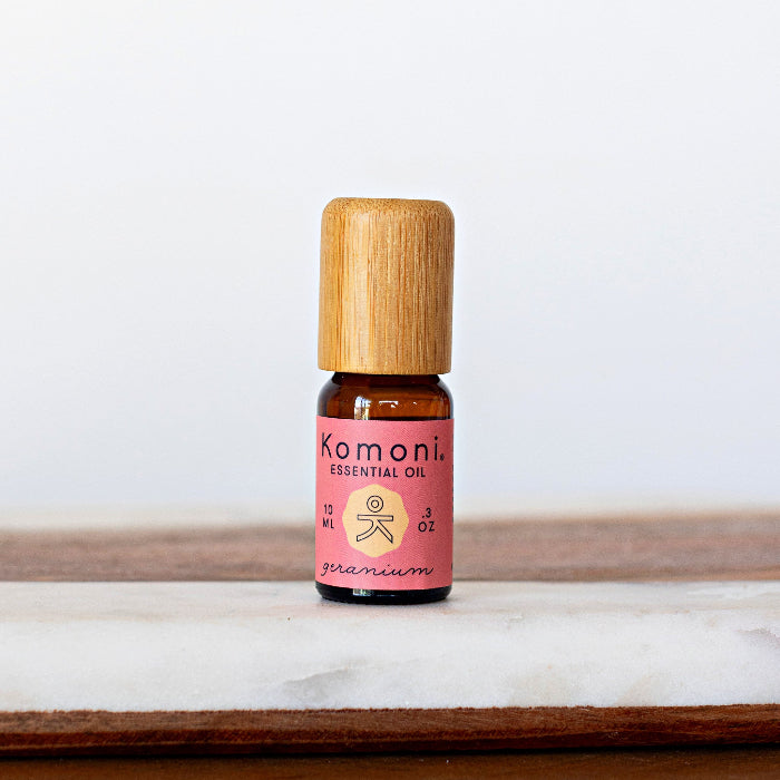 KOMONI Geranium Essential Oil, 10 ml, product packaging